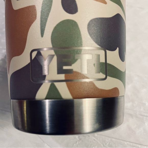 YETI Rambler 30 oz Tumbler With Magslider Lid -
RARE OG DUCK CAMO 1.0 - Picture 2 of 6
